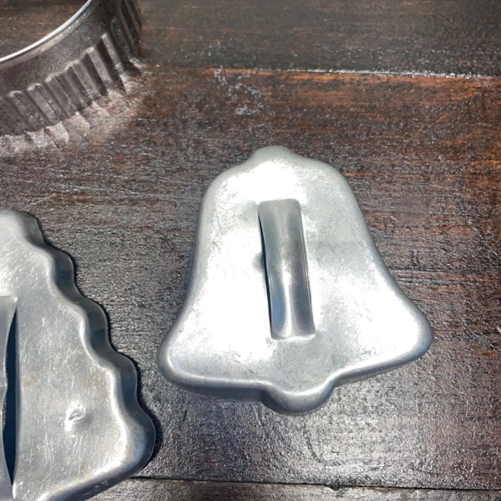 4 Vintage Aluminum Metal Christmas Tree Bell &‎ Serrated Cookie Cutter W/handles